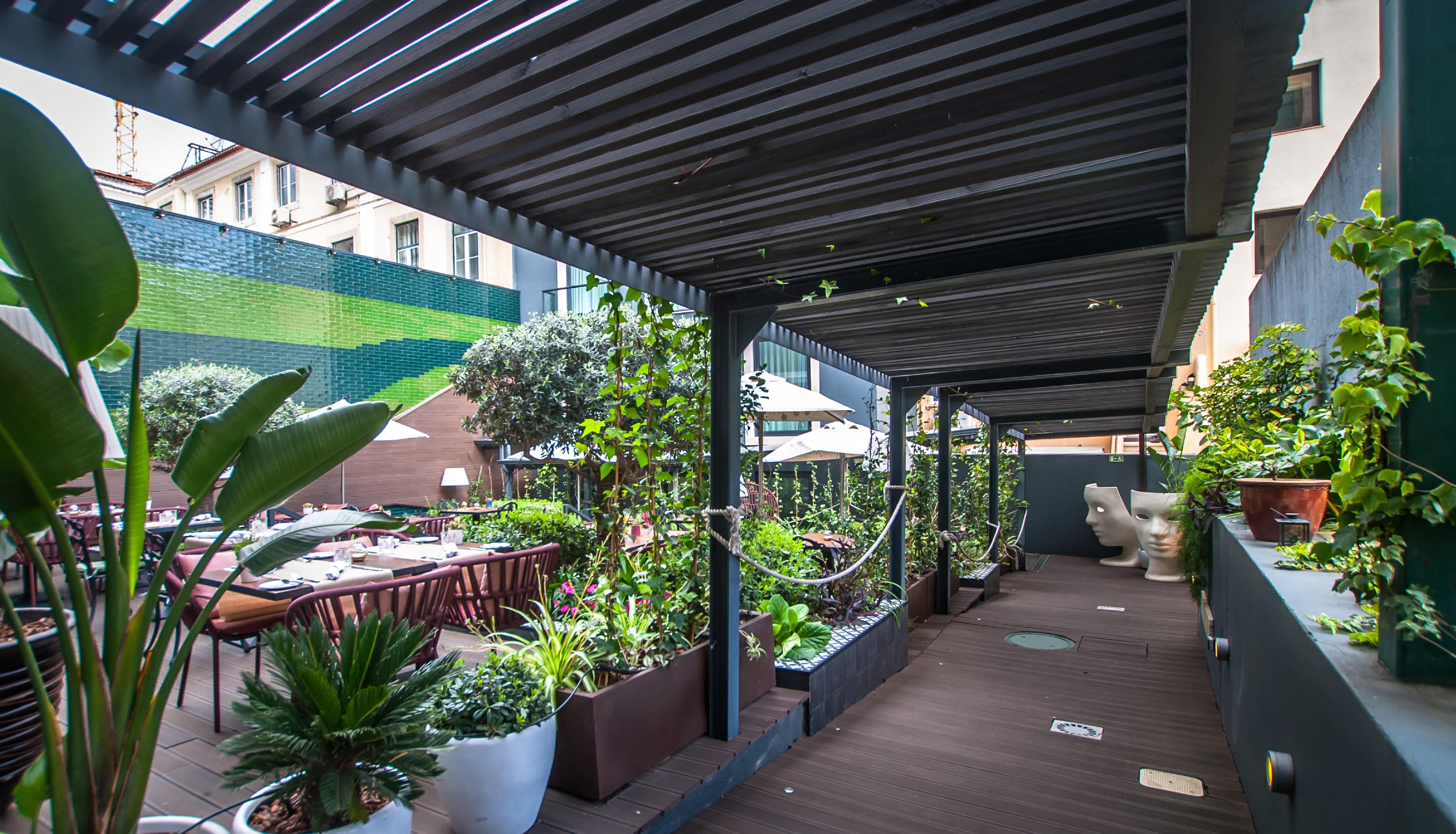 138 Liberdade Hotel Lisbon Luaran gambar The rooftop garden at the hotel