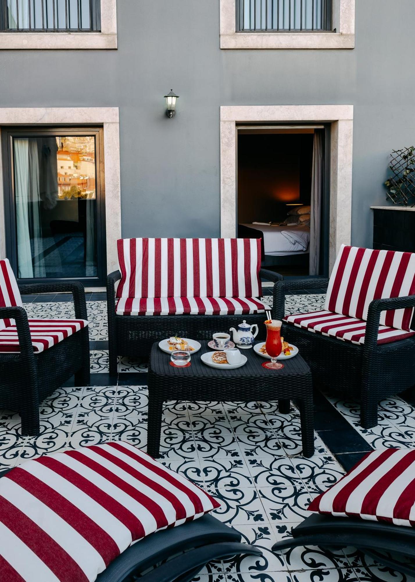 138 Liberdade Hotel Lisbon Luaran gambar A typical patio at the hotel