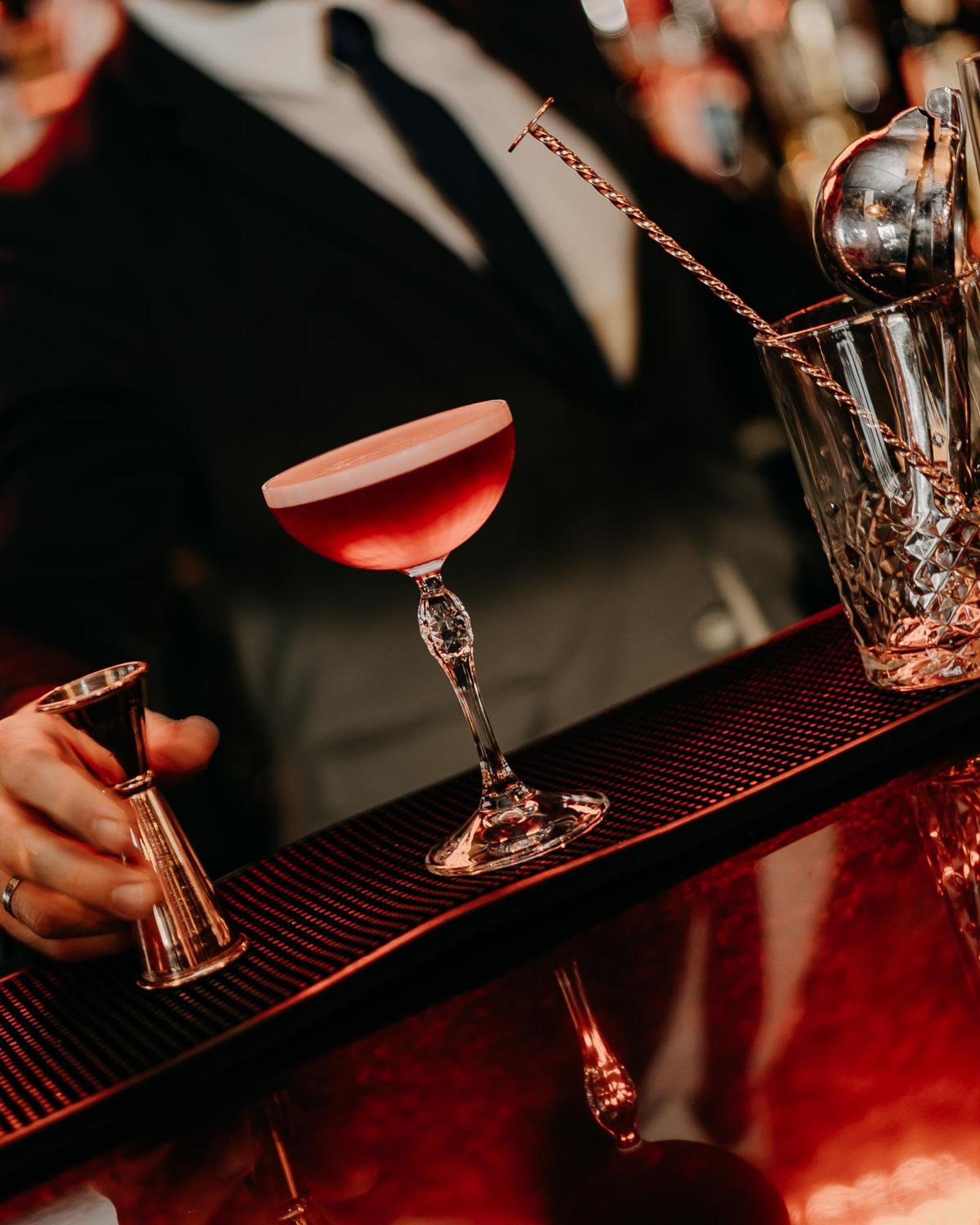 138 Liberdade Hotel Lisbon Luaran gambar A Clover Club cocktail