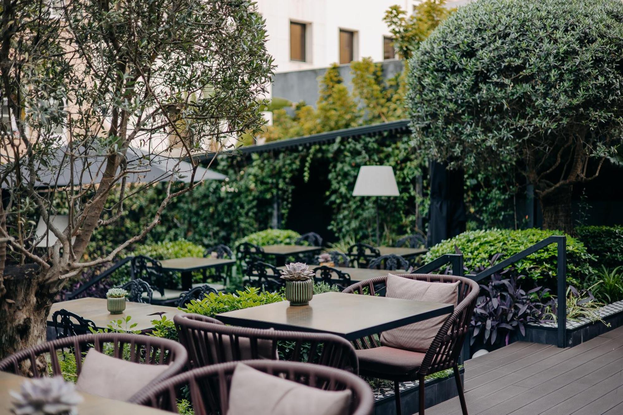 138 Liberdade Hotel Lisbon Luaran gambar The garden of the hotel